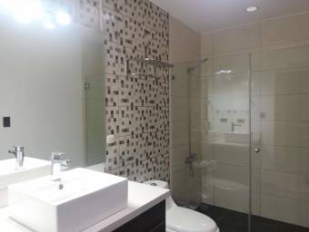 Se vende espacioso apartamento en Uruca San José 24-1158