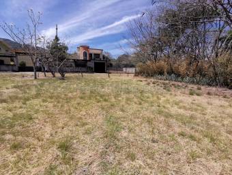 Se vende lote con más de 1100m2 en Piedades Santa Ana 24-124