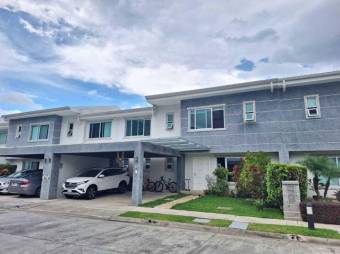 Venta de Casa en Piedades de Santa Ana. RAH 26-639