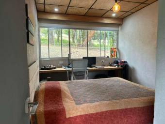 Joya de Arquitectura Industrial Diseño Modular y Vistas a la Montaña