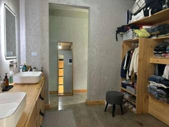 Joya de Arquitectura Industrial Diseño Modular y Vistas a la Montaña