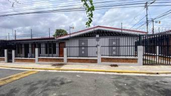 Se vende espaciosa casa en Hatillo San José 26-310
