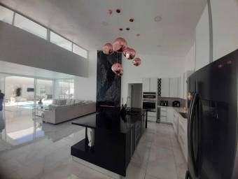 Se vende casa a estrenar en Escazú San José 26-175