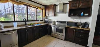 Se vende espaciosa casa en Carmen San José 26-576