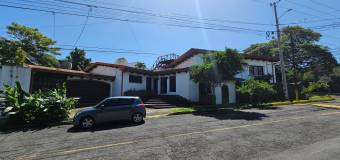 Se vende espaciosa casa en Carmen San José 26-576