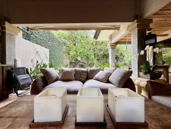 Se vende casa con patio en San Rafael Escazú 26-1338