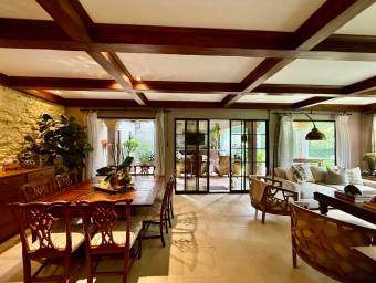 Se vende casa con patio en San Rafael Escazú 26-1338