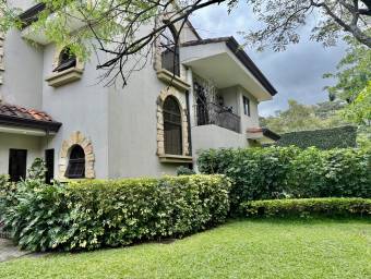 Se vende casa con patio en San Rafael Escazú 26-1338