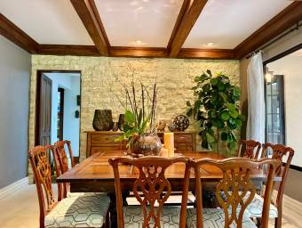 Se vende casa con patio en San Rafael Escazú 26-1338