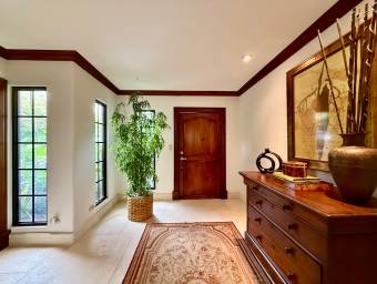 Se vende casa con patio en San Rafael Escazú 26-1338