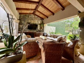 Se vende casa con patio en San Rafael Escazú 26-1338