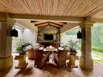 Se vende casa con patio en San Rafael Escazú 26-1338