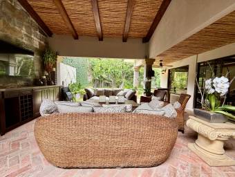 Se vende casa con patio en San Rafael Escazú 26-1338