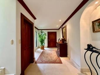 Se vende casa con patio en San Rafael Escazú 26-1338