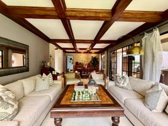 Se vende casa con patio en San Rafael Escazú 26-1338