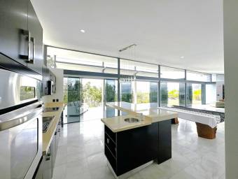 Se vende casa con piscina en Piedades Santa Ana 26-579