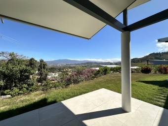 Se vende casa con piscina en Piedades Santa Ana 26-579