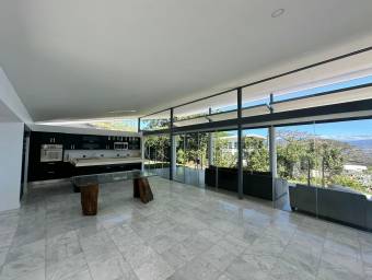 Se vende casa con piscina en Piedades Santa Ana 26-579