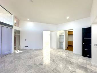 Se vende casa con piscina en Piedades Santa Ana 26-579