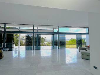 Se vende casa con piscina en Piedades Santa Ana 26-579