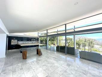 Se vende casa con piscina en Piedades Santa Ana 26-579