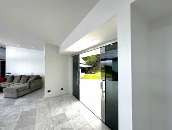 Se vende casa con piscina en Piedades Santa Ana 26-579