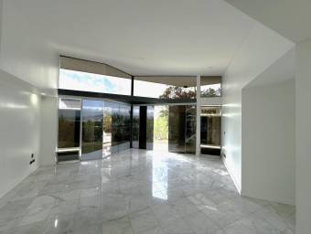 Se vende casa con piscina en Piedades Santa Ana 26-579