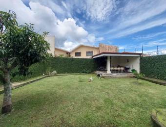 Se vende casa con patio en San Miguel Heredia 26-693