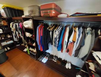 Se vende casa con patio en San Miguel Heredia 26-693