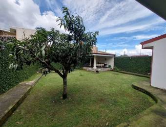 Se vende casa con patio en San Miguel Heredia 26-693
