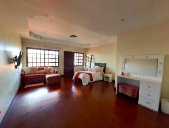 Se vende casa con patio en San Miguel Heredia 26-693