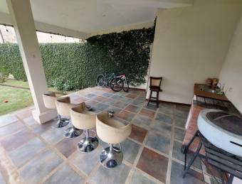 Se vende casa con patio en San Miguel Heredia 26-693