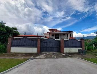 Se vende casa con patio en San Miguel Heredia 26-693