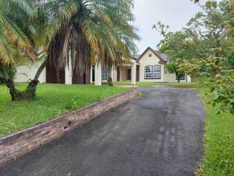 Se vende casa con amplio patio en Jesús Santa Barbará 26-544