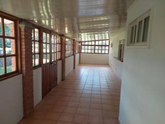 Se vende casa con amplio patio en Jesús Santa Barbará 26-544