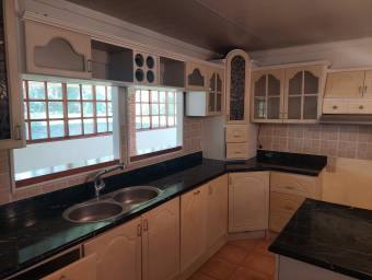 Se vende casa con amplio patio en Jesús Santa Barbará 26-544