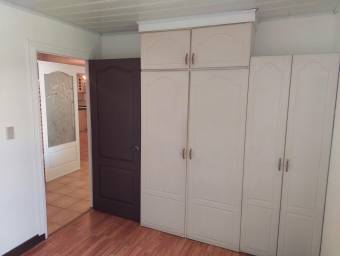 Se vende casa con amplio patio en Jesús Santa Barbará 26-544