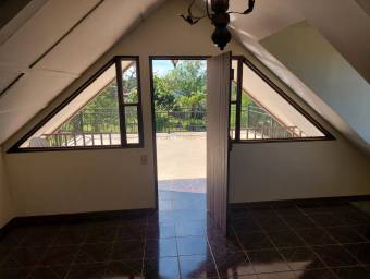 Se vende casa con amplio patio en Jesús Santa Barbará 26-544