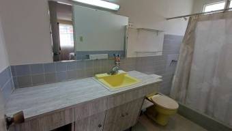 Se vende casa con patio en Mercedes Montes de Oca 26-238