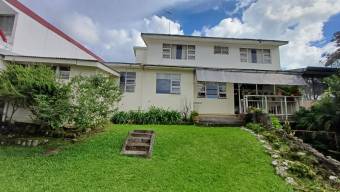 Se vende casa con patio en Mercedes Montes de Oca 26-238