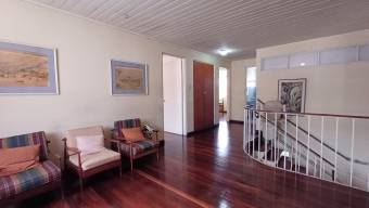 Se vende casa con patio en Mercedes Montes de Oca 26-238