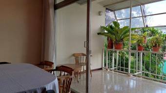 Se vende casa con patio en Mercedes Montes de Oca 26-238