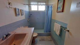 Se vende casa con patio en Mercedes Montes de Oca 26-238