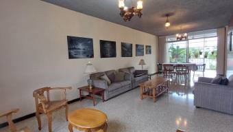 Se vende casa con patio en Mercedes Montes de Oca 26-238