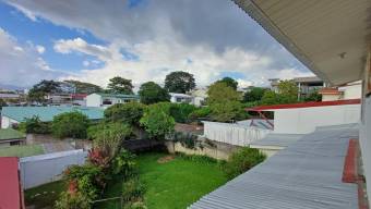 Se vende casa con patio en Mercedes Montes de Oca 26-238