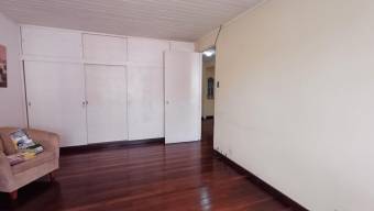 Se vende casa con patio en Mercedes Montes de Oca 26-238