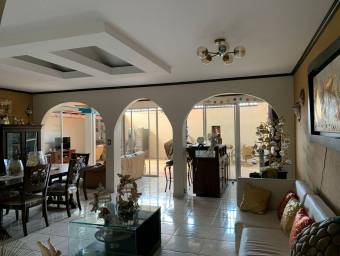 Se vende espaciosa casa con patio en La Asunción Heredia 25-950