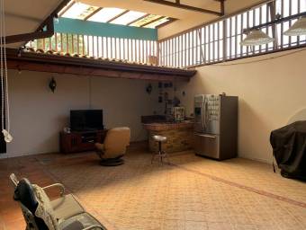 Se vende espaciosa casa con patio en La Asunción Heredia 25-950