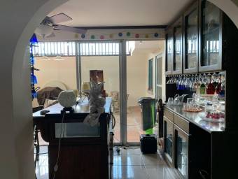 Se vende espaciosa casa con patio en La Asunción Heredia 25-950