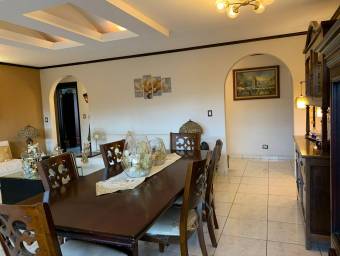Se vende espaciosa casa con patio en La Asunción Heredia 25-950